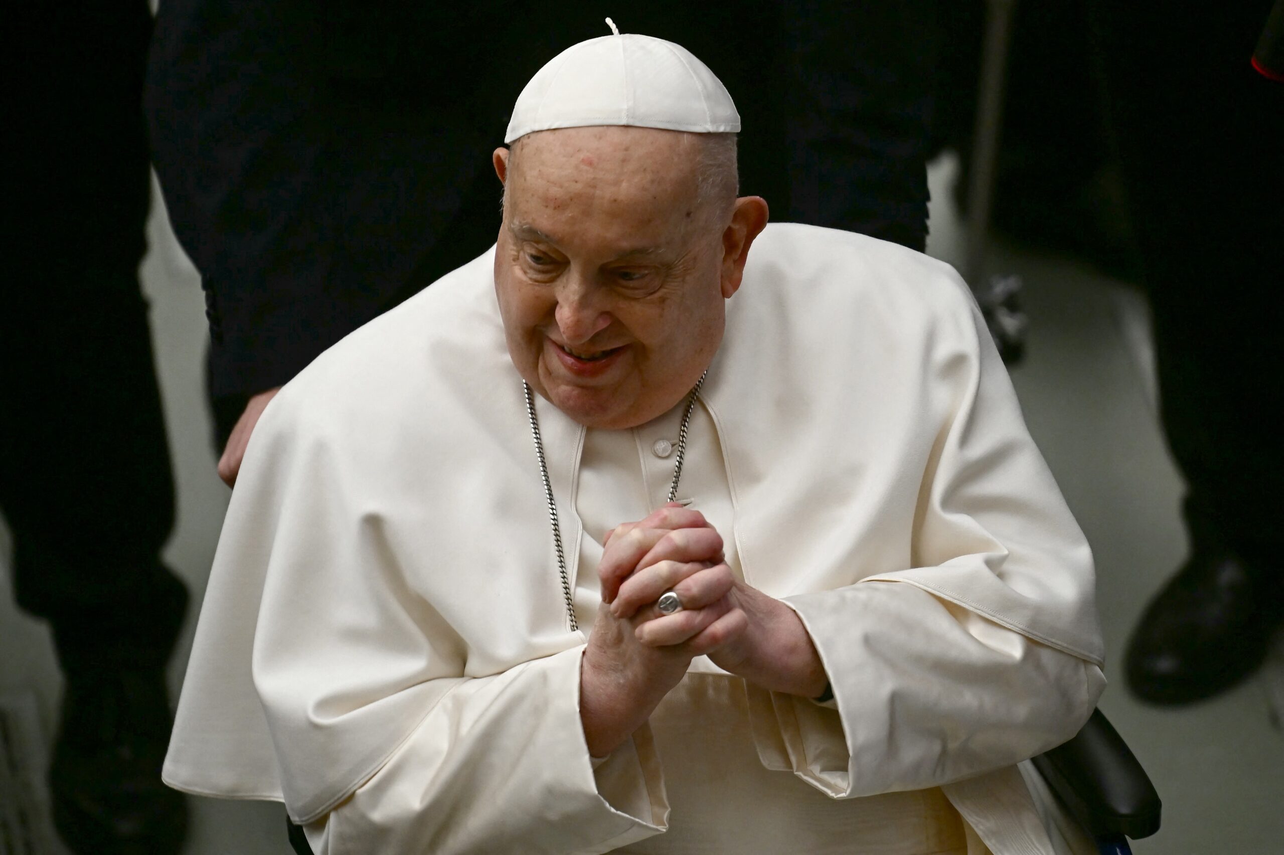 Papa Francisco tem melhora, mas ainda precisa de oxigênio, diz Vaticano