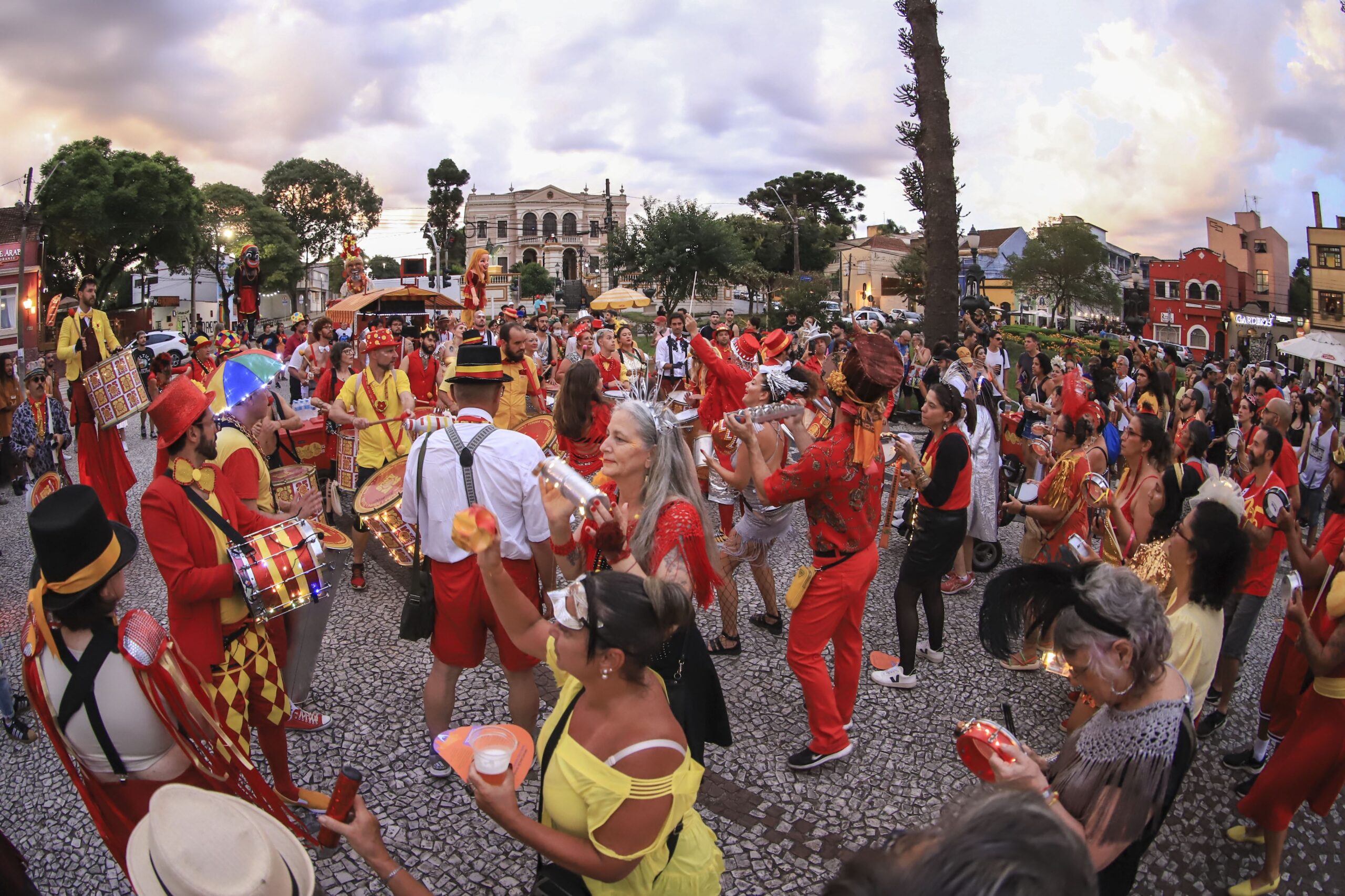 Veja o que abre e fecha em Curitiba no feriado de Carnaval