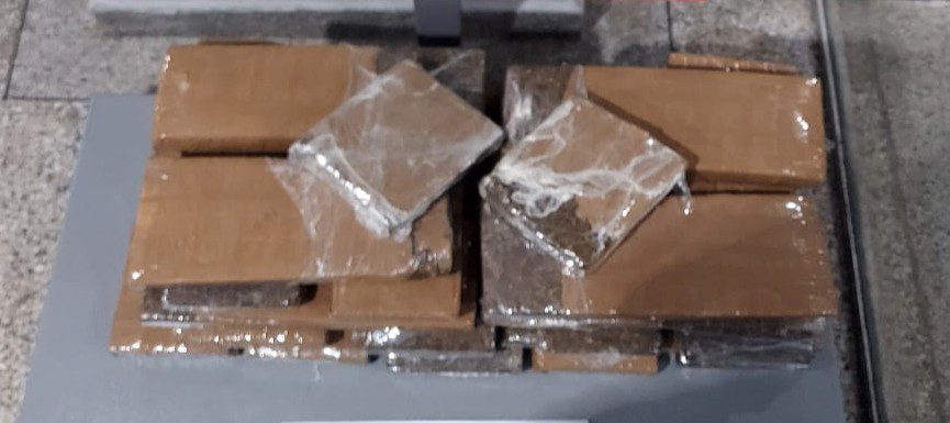 Homem é preso com 28 quilos de maconha dentro do carro na rodovia Carvalho Pinto, em Jacareí