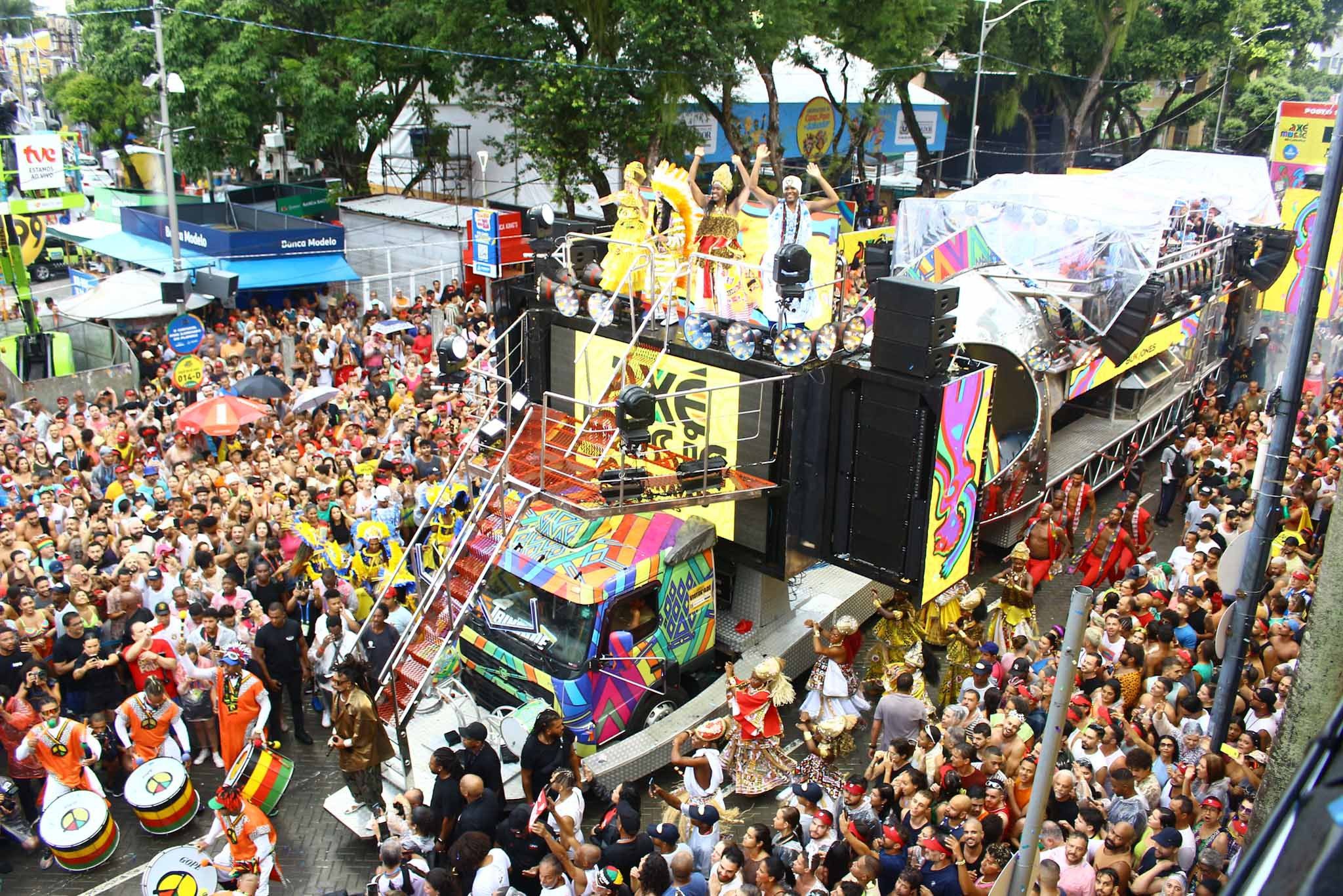 Abertura do carnaval de Salvador é marcada por ‘abertura de caminhos’ e encontro de artistas em celebração ao 40 anos de Axé