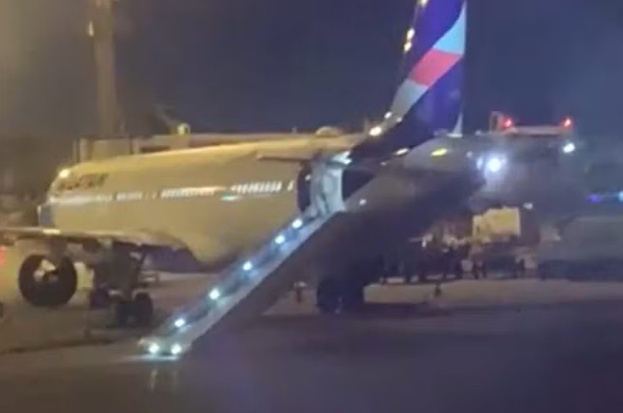 Voo da Latam atrasa 4 horas após passageiro acionar escorregador inflável de aeronave em SP