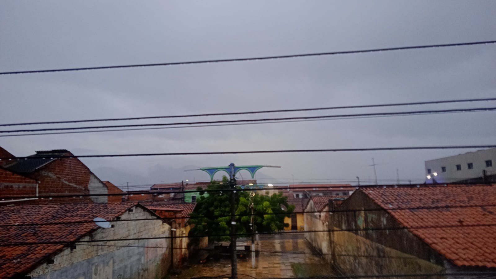 Municípios cearenses amanhecem sob forte chuva; fotos e vídeos
