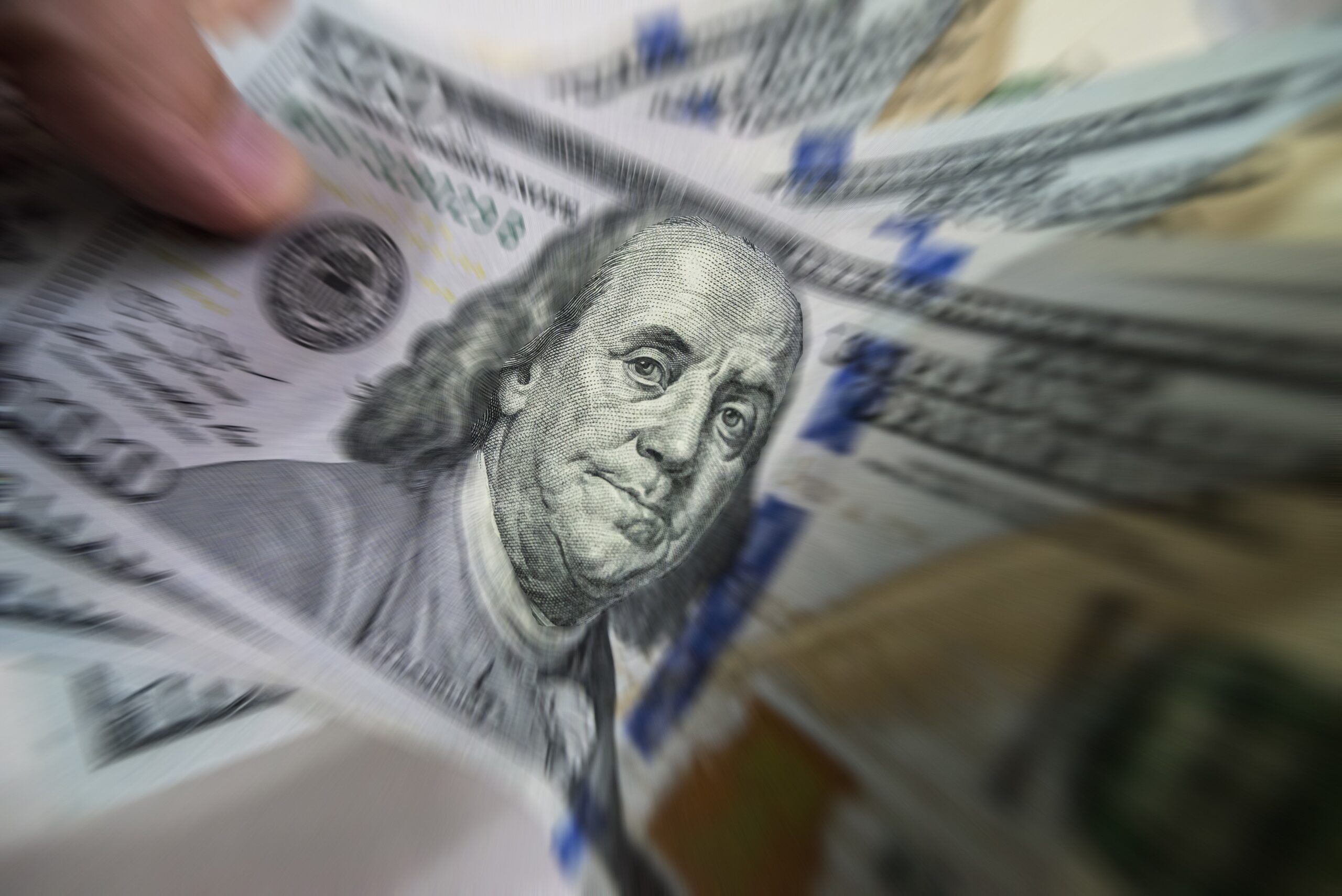 Dólar abre em alta, com mercado è espera de inflação dos EUA e ainda repercutindo tarifas de Trump