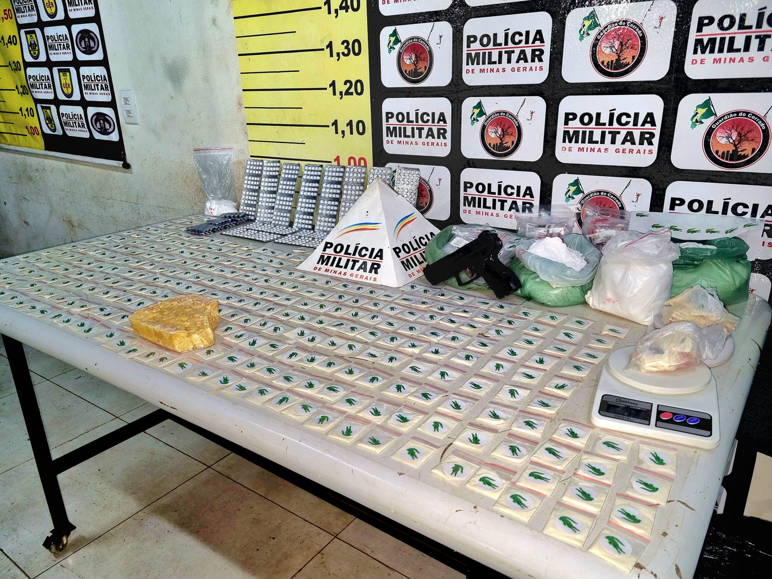 PM descobre ponto de drogas e apreende 930 comprimidos de ecstasy dentro de condomínio de Uberlândia