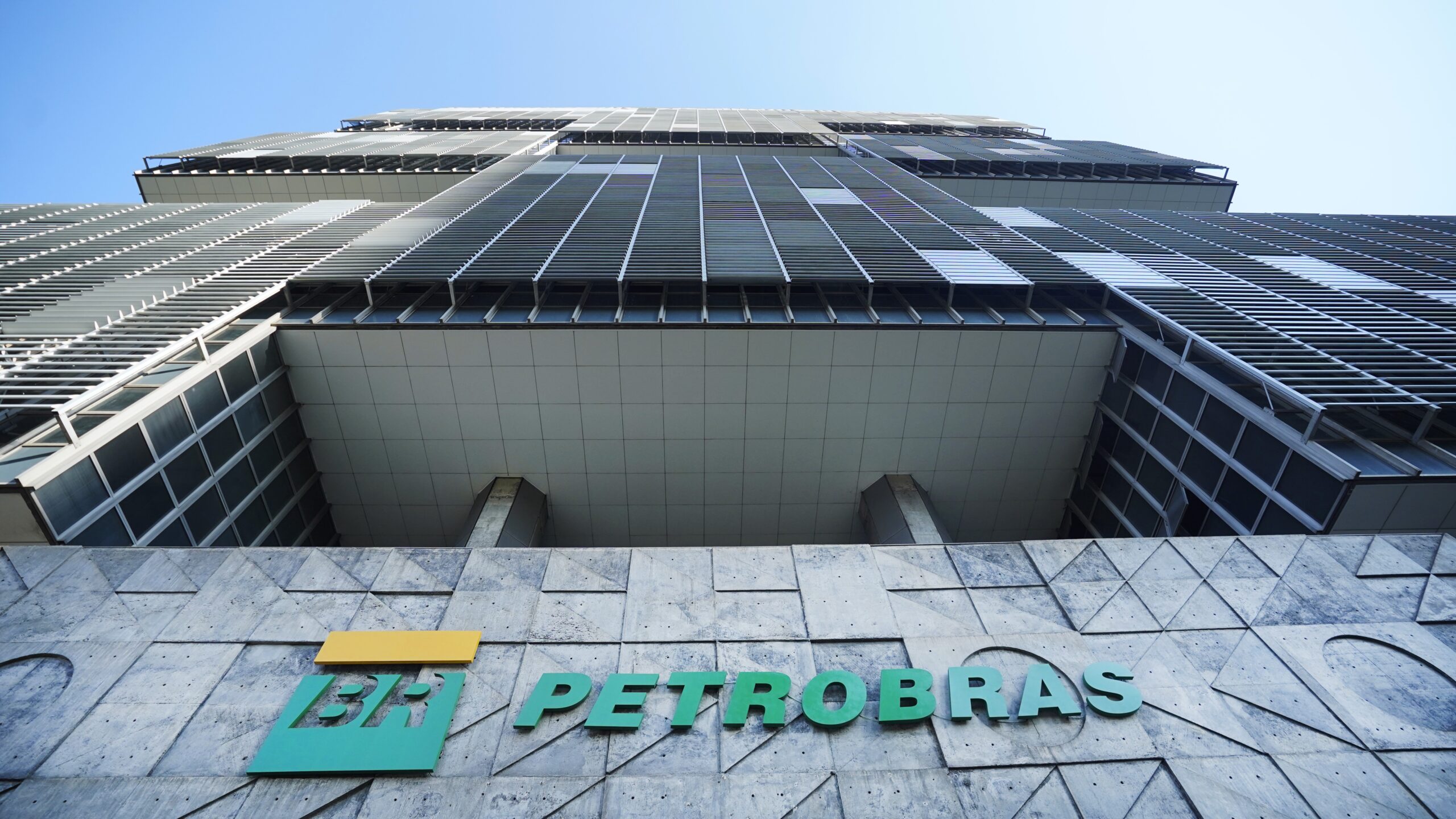 Ações da Petrobras despencam após lucro da companhia cair mais de 70% em 2024