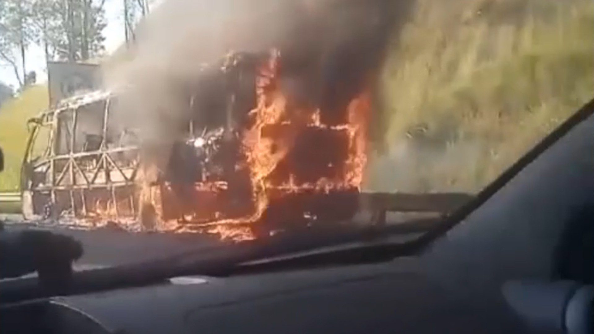 VÍDEO: Micro-ônibus pega fogo na rodovia Mogi-Dutra