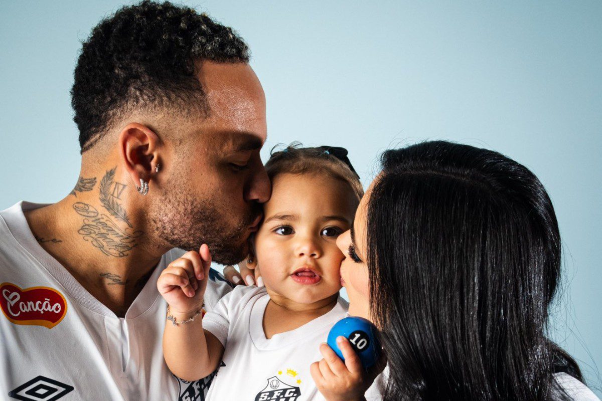 Neymar completa um mês de Santos FC com golaços, jogadas plásticas, momento família e mansões de luxo