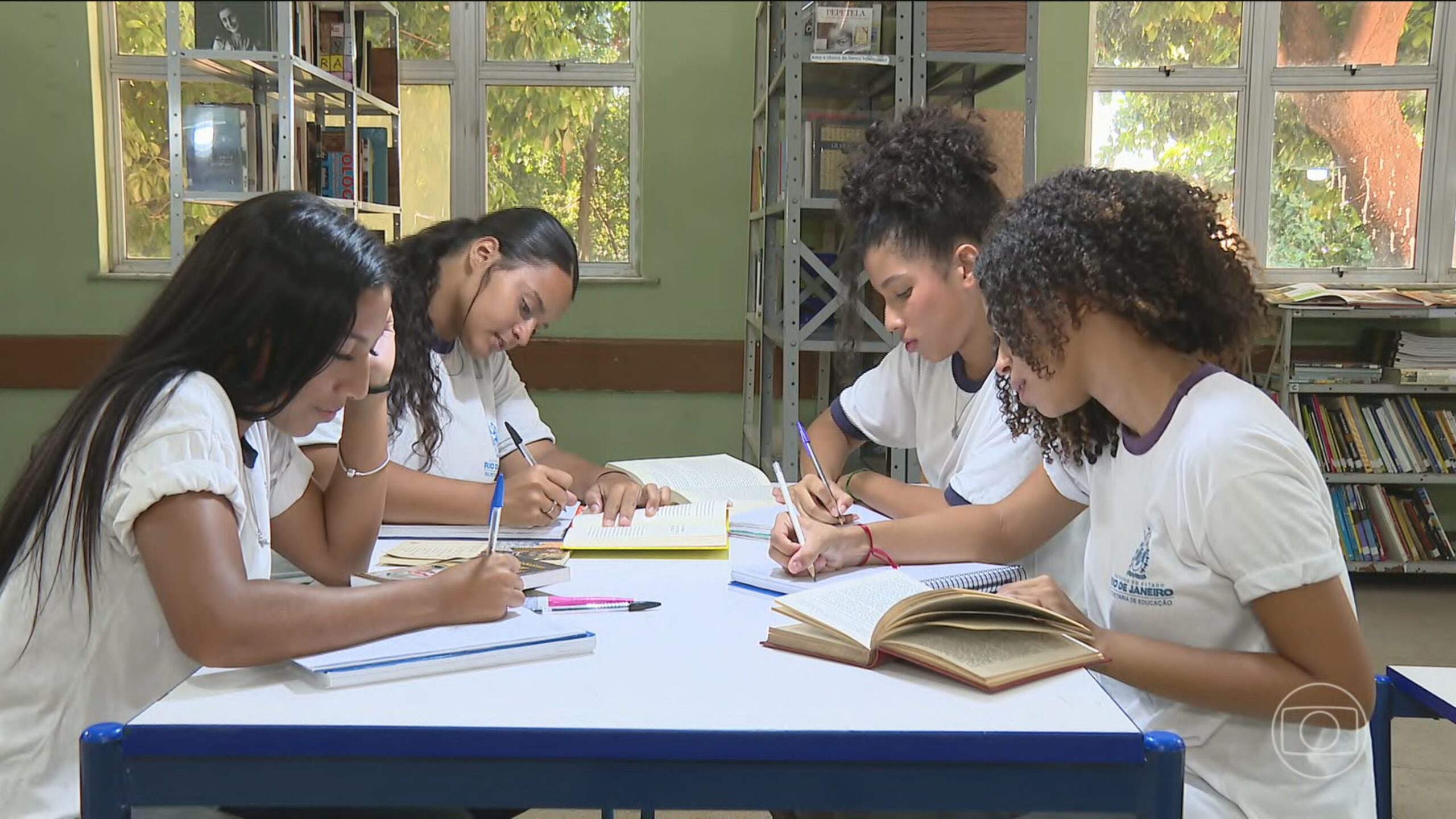 Percentual de brasileiros sem instrução ou sem concluir o ensino fundamental cai de 63% para 35% entre 2000 e 2022, diz IBGE