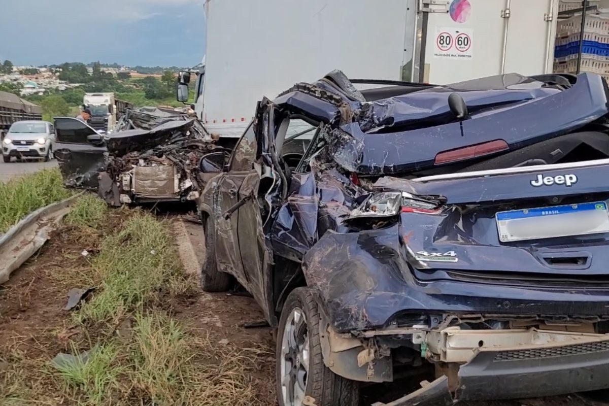 Engavetamento entre dois carros e três caminhões gera congestionamento BR-376 em Ponta Grossa