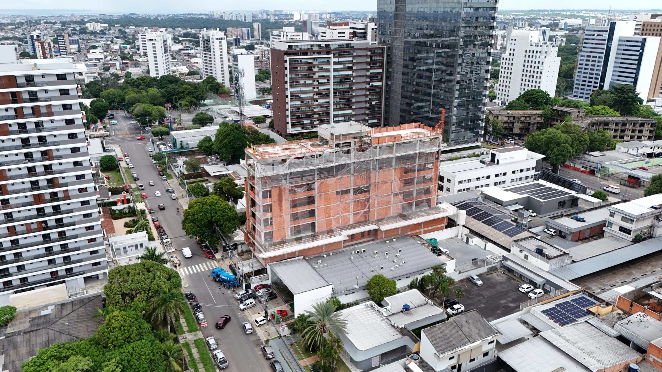 Como a localização e infraestrutura de Adrianópolis impactam a valorização dos imóveis comerciais no bairro