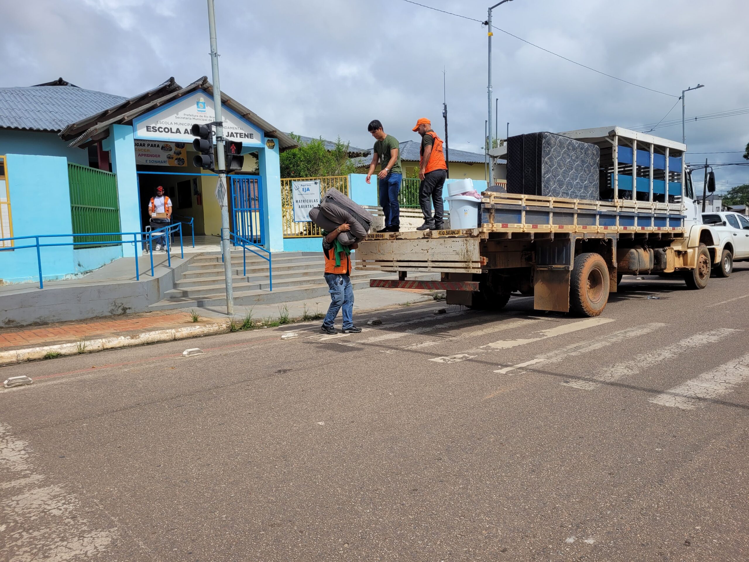 Após cinco dias, famílias que estavam em abrigo após enxurrada retornam para casa em Rio Branco: ‘Recomeçar’