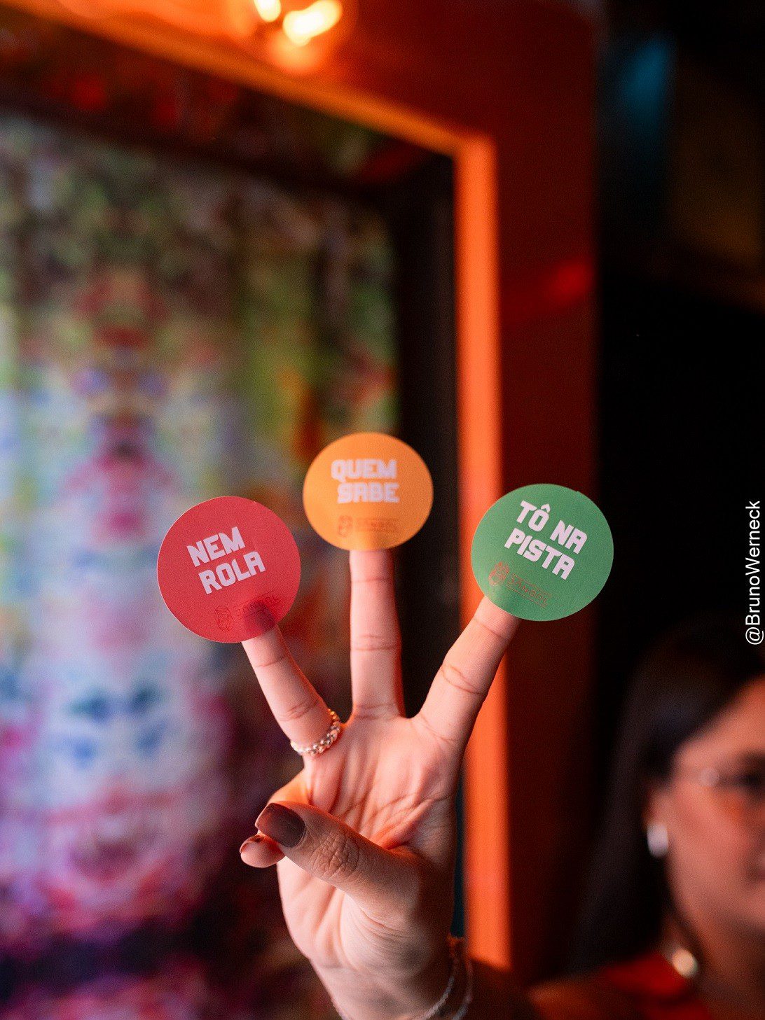 Carnaval do flerte: bar cria ‘Tinder’ presencial para juntar casais em BH