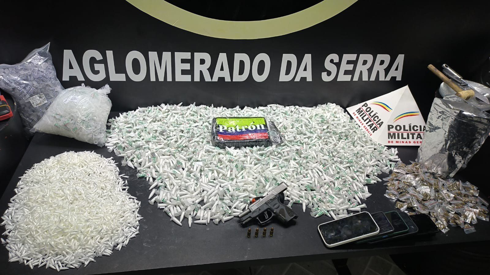 Polícia fecha laboratório de drogas que estavam sendo embaladas para venda no Carnaval