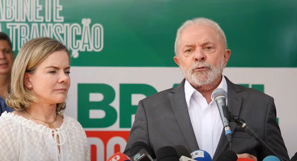 Gleisi liga para Haddad e líderes do Congresso para iniciar articulação