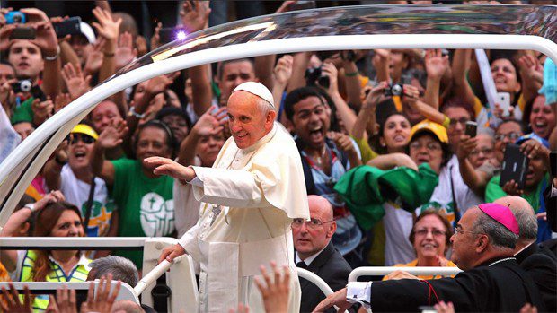Papa Francisco ordena boletins detalhados sobre a própria saúde e quebra tabus do Vaticano