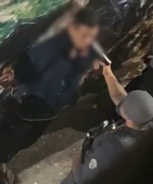 Dois PMs são afastados após serem flagrados agredindo homem na Zona Leste de SP