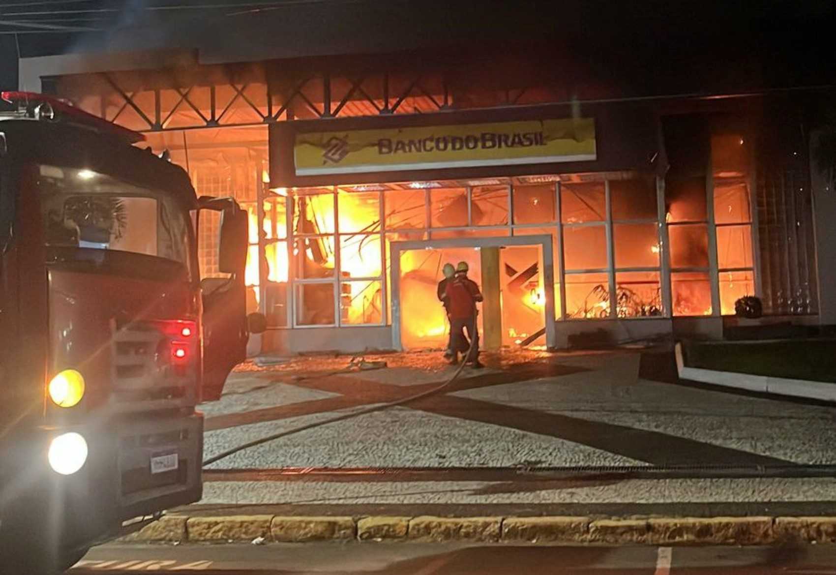 Incêndio destrói agência bancária em Jacutinga, MG