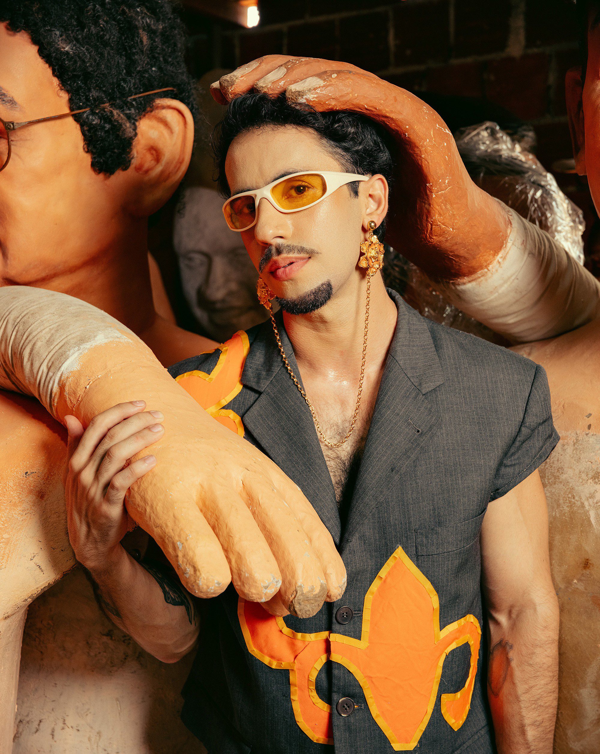 Romero Ferro apronta o álbum ‘Ouro’ enquanto brinca ‘Carnaval do desejo’
