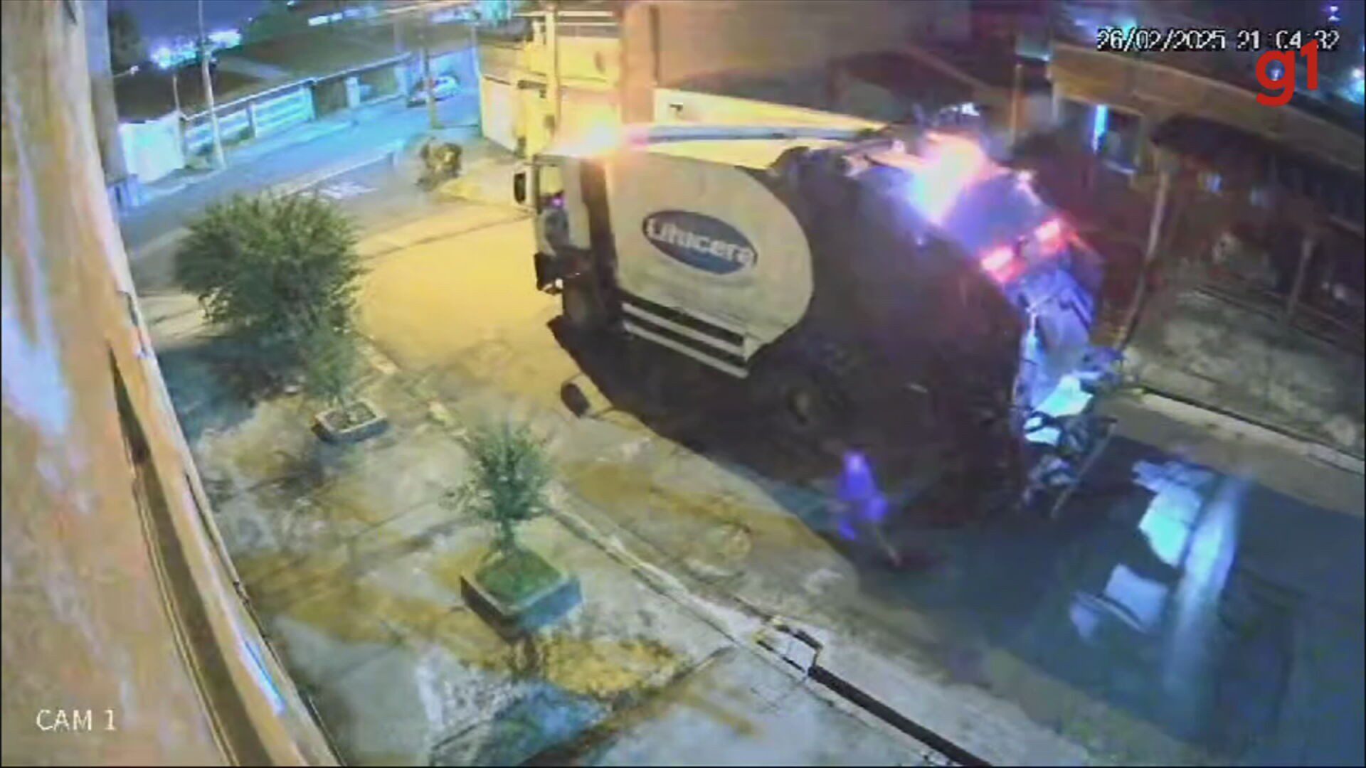 Coletor de lixo cai em buraco de asfalto e quase é atingido por caminhão em Várzea Paulista; vídeo