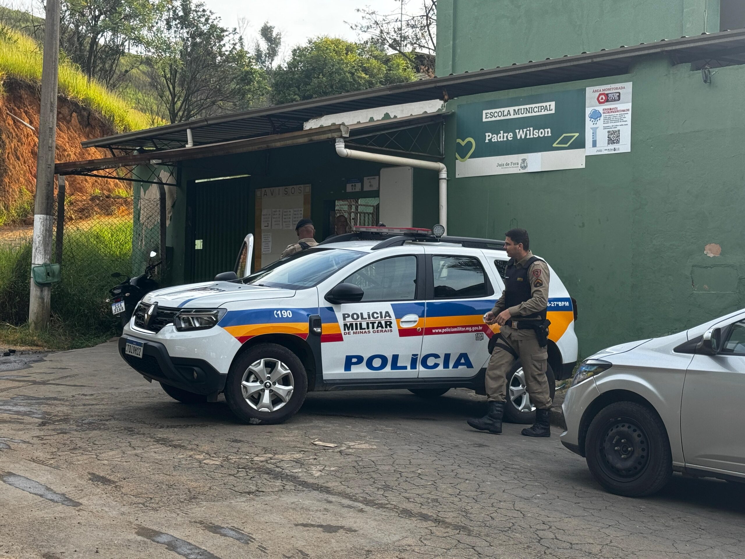 Homem que esfaqueou ex-mulher em saída de escola é preso em Juiz de Fora