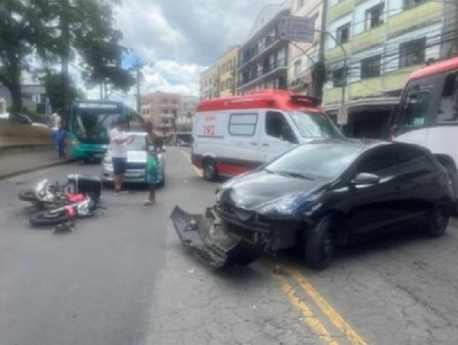 Motociclista tem ferimentos na coxa e na tíbia em acidente na Avenida dos Andradas, em Juiz de Fora