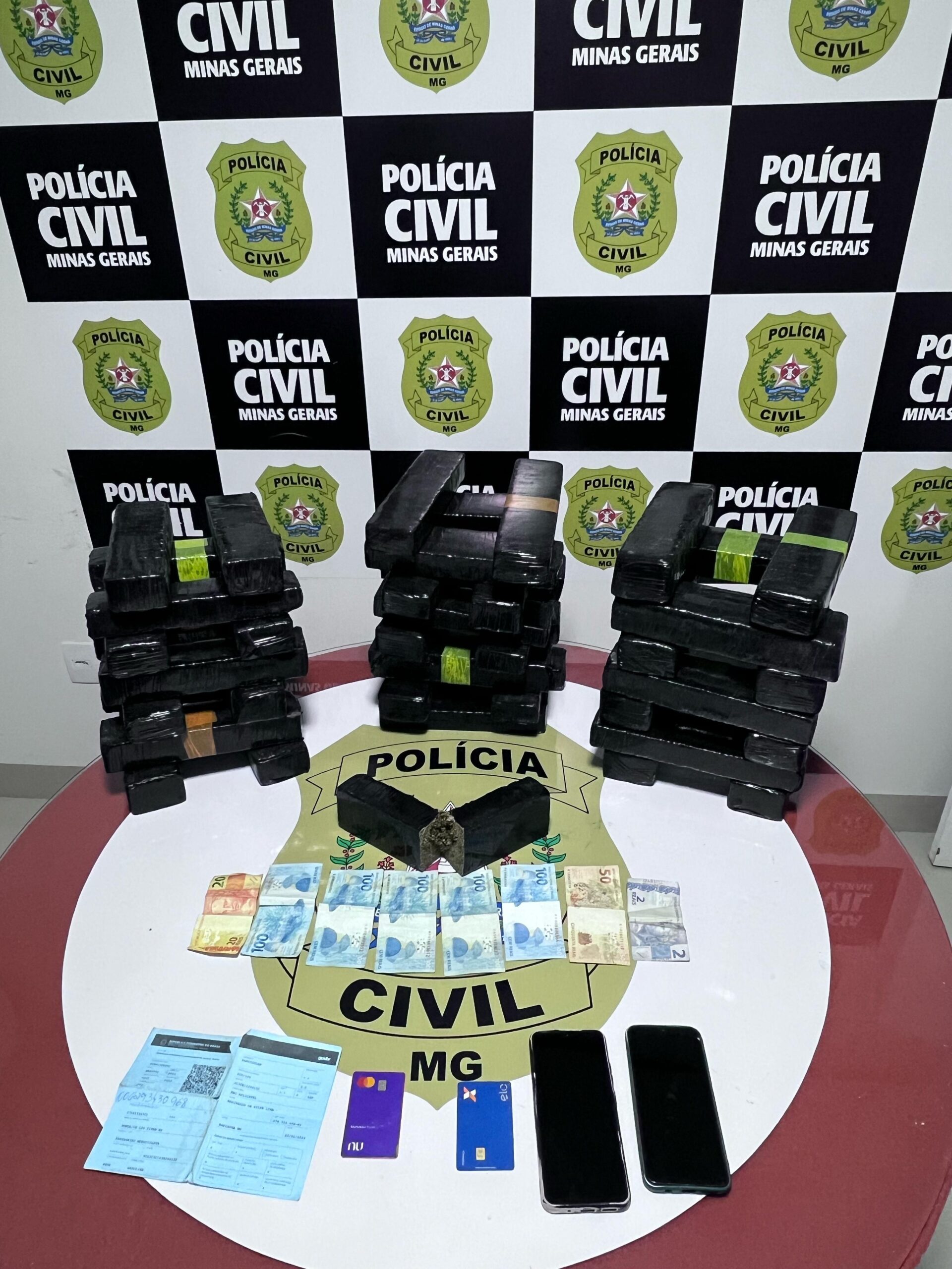 Barras de maconha que seriam levadas de Montes Claros para Espinosa são apreendidas em táxi na BR-251
