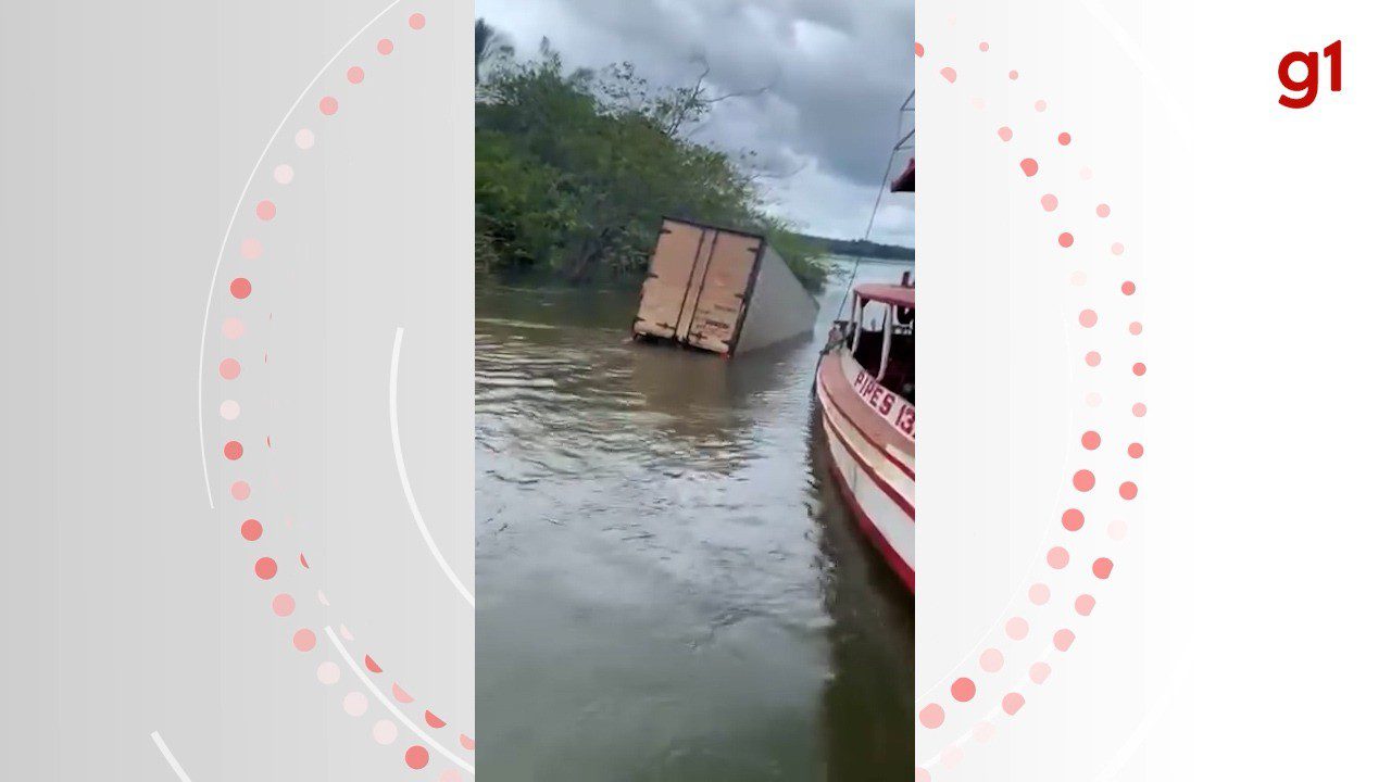 VÍDEO: caminhão com problemas mecânicos afunda em rio quando tentava entrar em balsa para travessia entre TO e MA