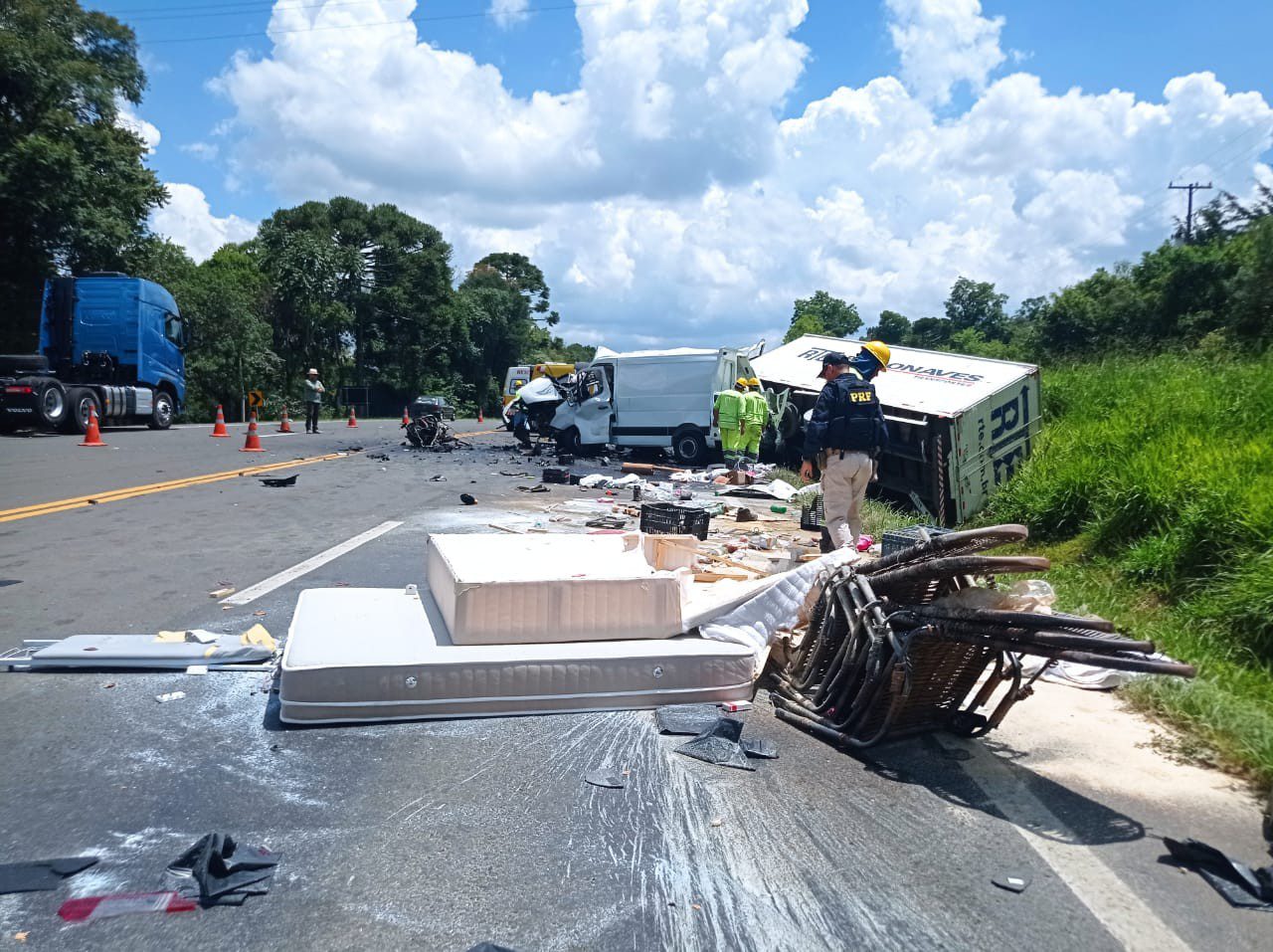 Motor de van é arrancado de veículo após grave acidente no Paraná; duas pessoas morreram