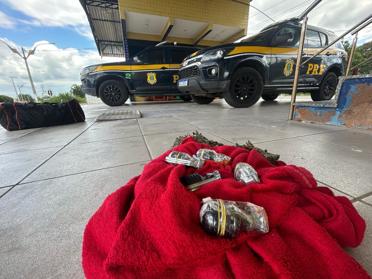 Passageiros são presos com granadas e droga em ônibus no interior do Ceará
