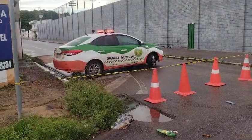 Semáforo cai durante chuva e trânsito é interditado em Várzea Grande (MT)