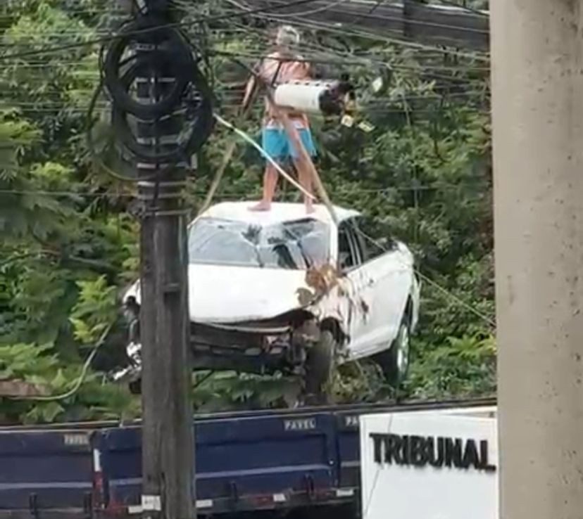 Após volante ‘travar’, condutor perde o controle e carro cai em terreno, no Centro de Macapá