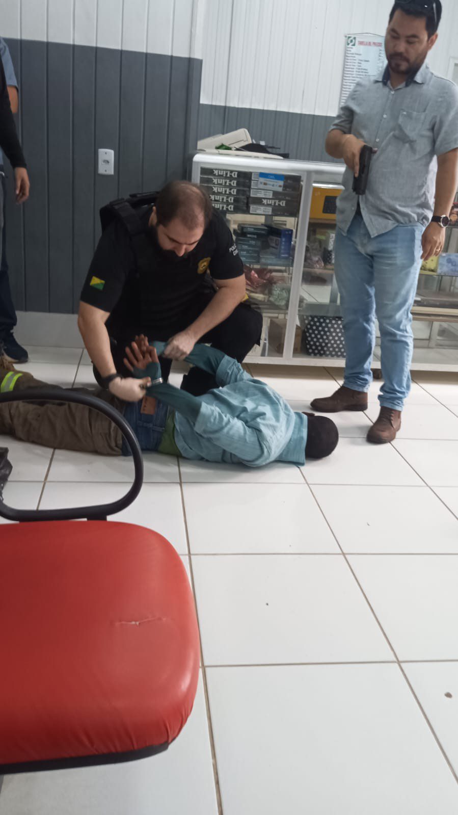 VÍDEO: Homem tenta assaltar lotérica com marreta e acaba preso pela polícia com R$ 14 mil dentro da calça no Acre