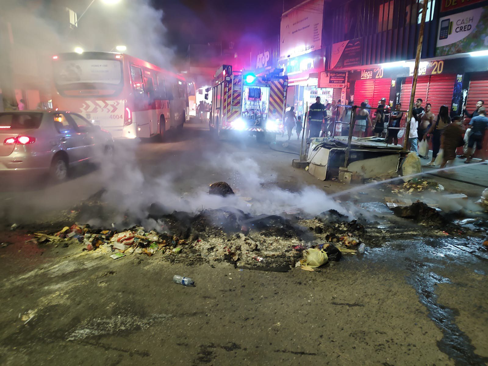 Moradores protestam e bloqueiam rua no bairro do Jacintinho, em Maceió