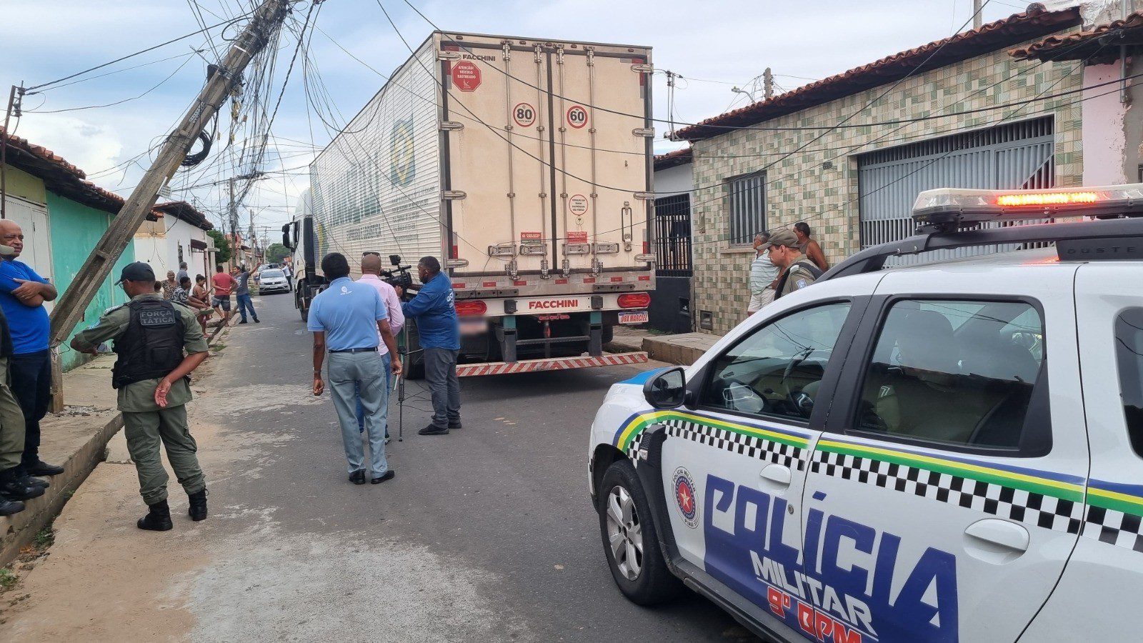 Caminhão derruba cinco postes, arrasta fiação e deixa moradores sem energia na Zona Norte de Teresina