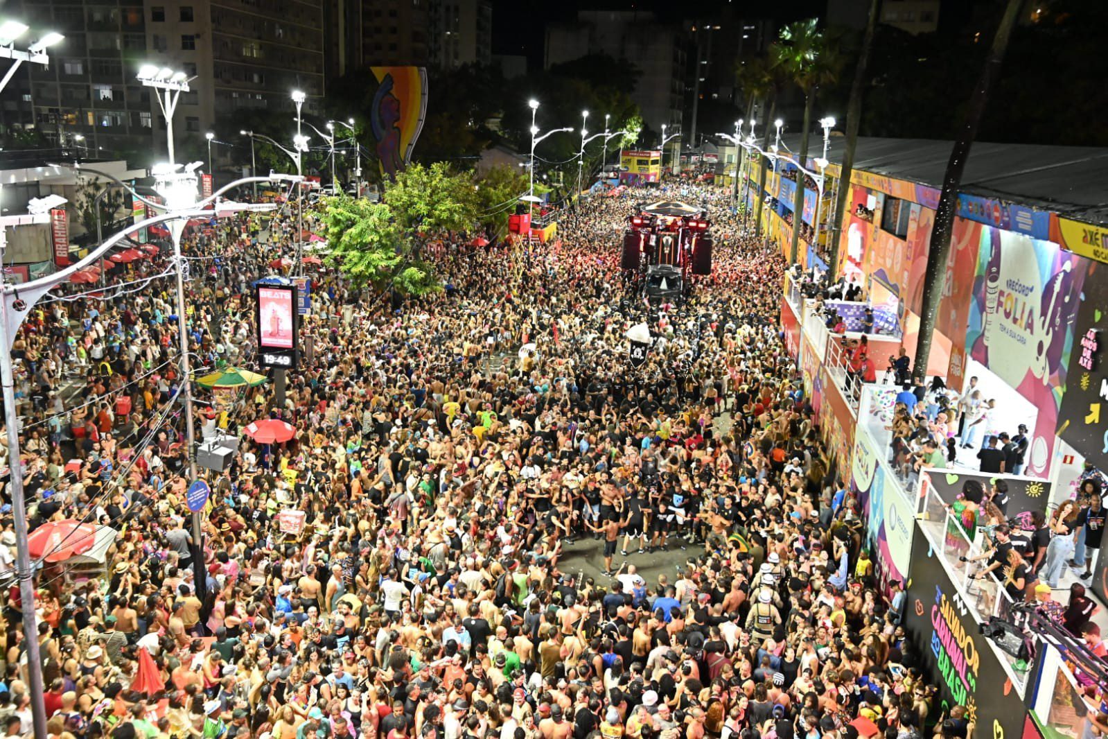 VÍDEO: gritos de ‘sem anistia’ e xingamentos a Bolsonaro marcam passagem da BaianaSystem no Carnaval de Salvador