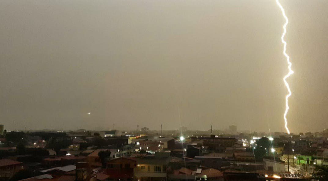 Tempestade raios durante a noite em Fortaleza impressiona; vídeo