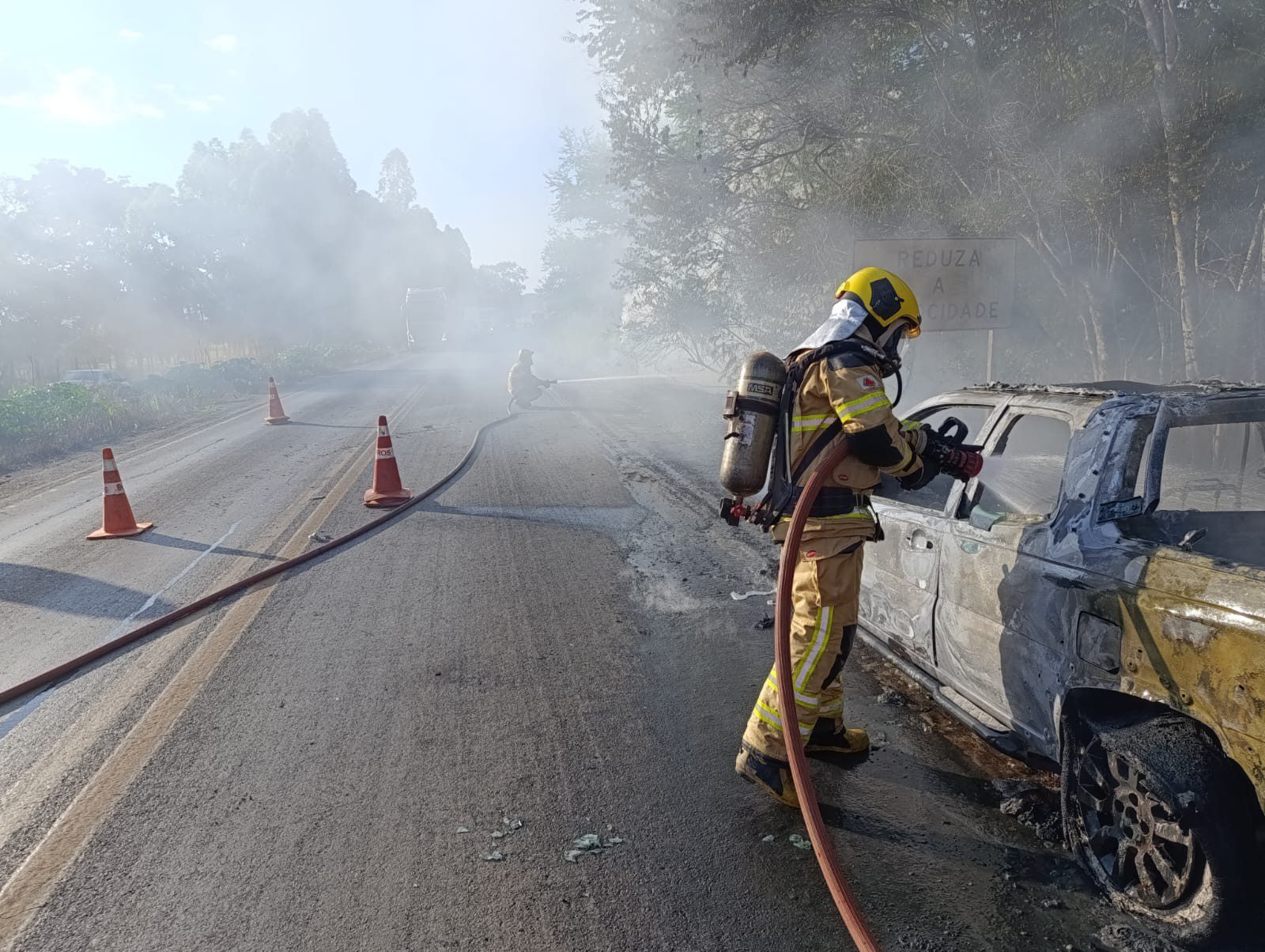 Carro pega fogo e incêndio se espalha para vegetação às margens da MG-170, em Arcos