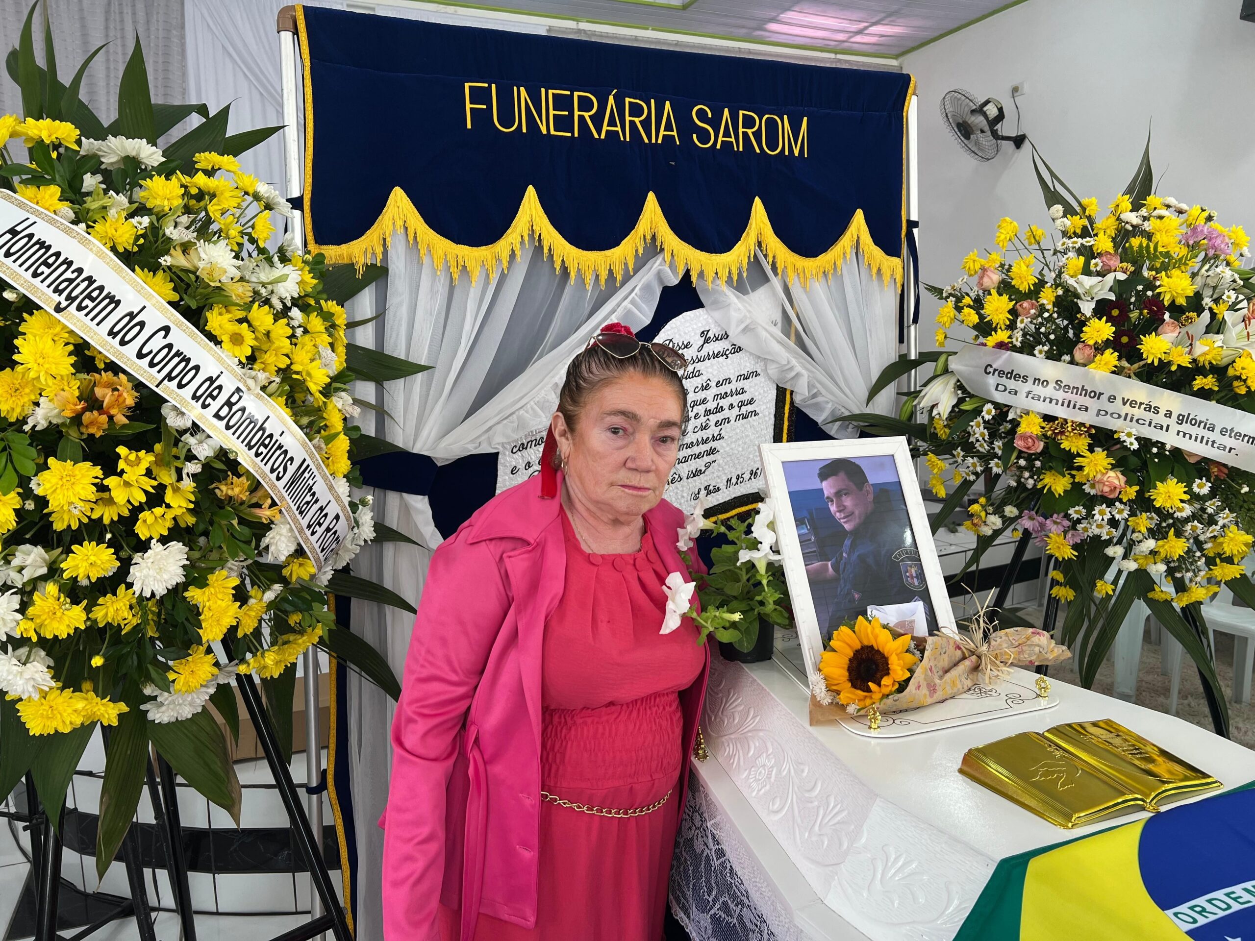 Mãe de sargento morto ao salvar adolescente no rio presta última homenagem: ‘Hoje ele é um herói’