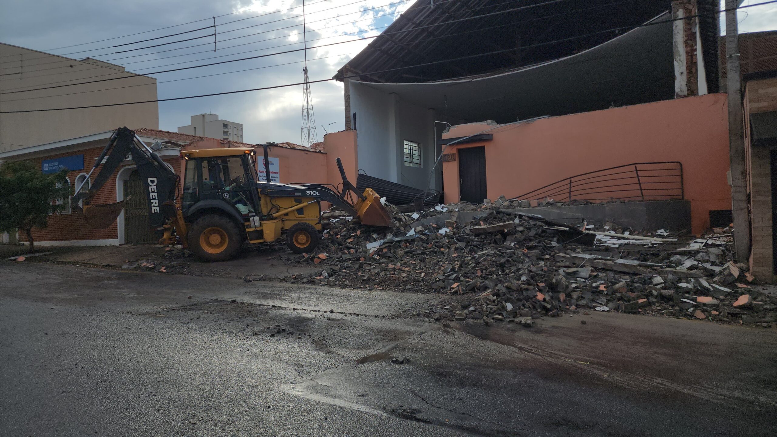 Limeira tem quedas de árvores, corte de energia e desabamento de parte de barracão durante chuva