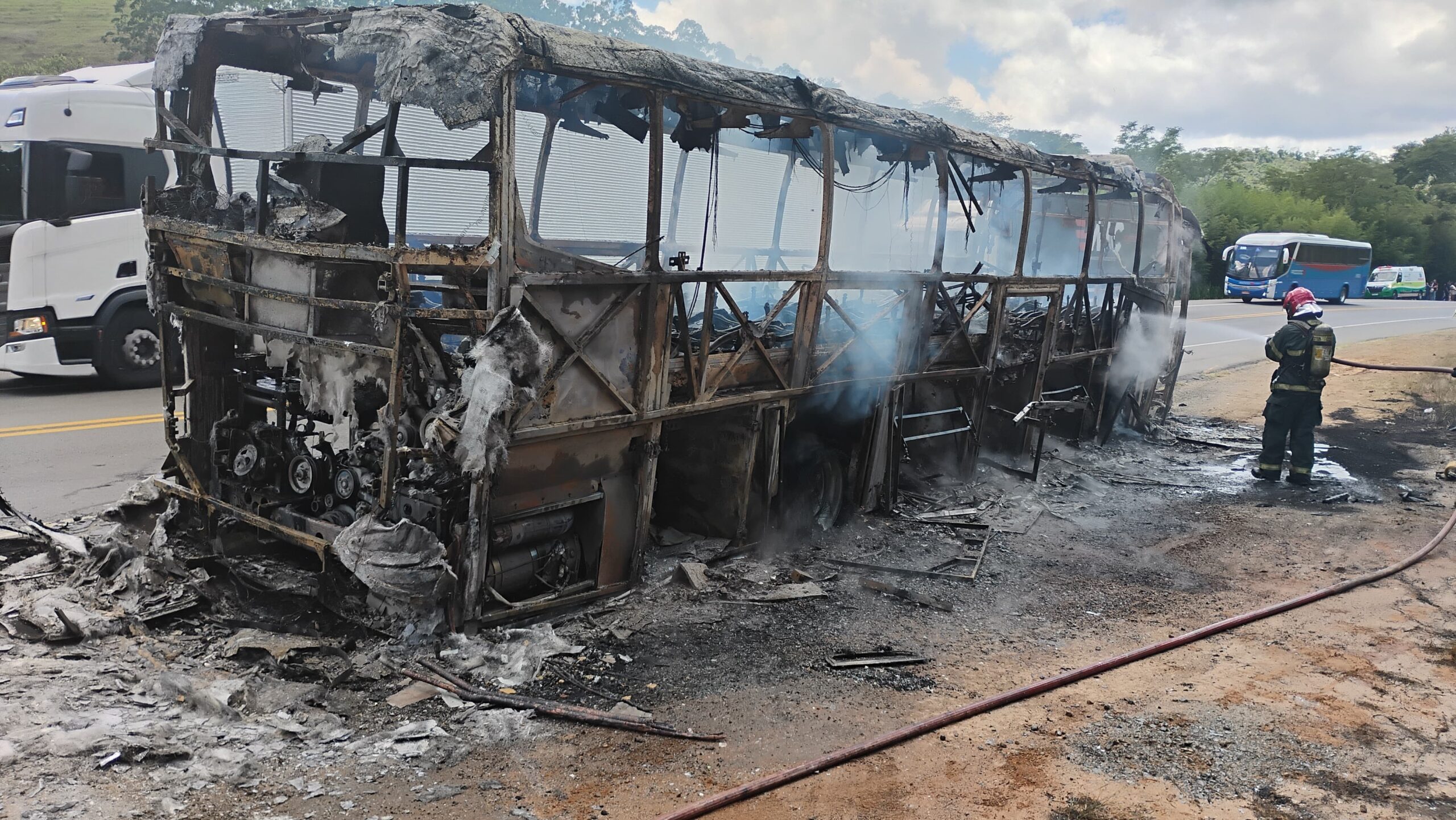 VÍDEO: Ônibus interestadual com 26 passageiros pega fogo na BR-116