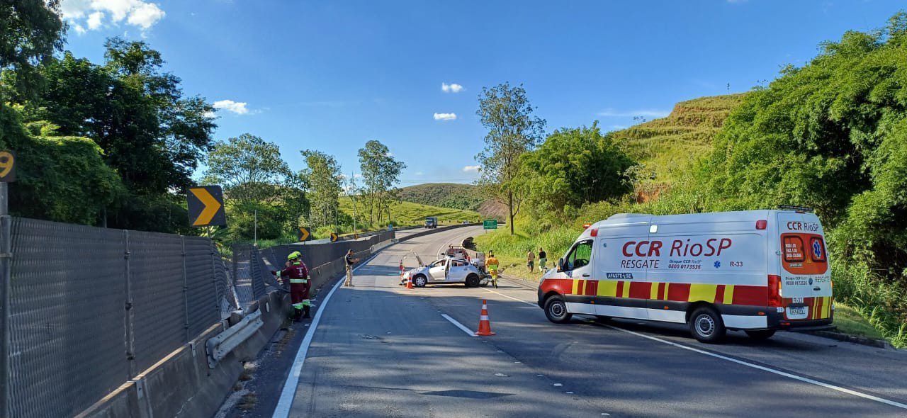 Carro capota e deixa uma pessoa ferida na Via Dutra em Barra Mansa