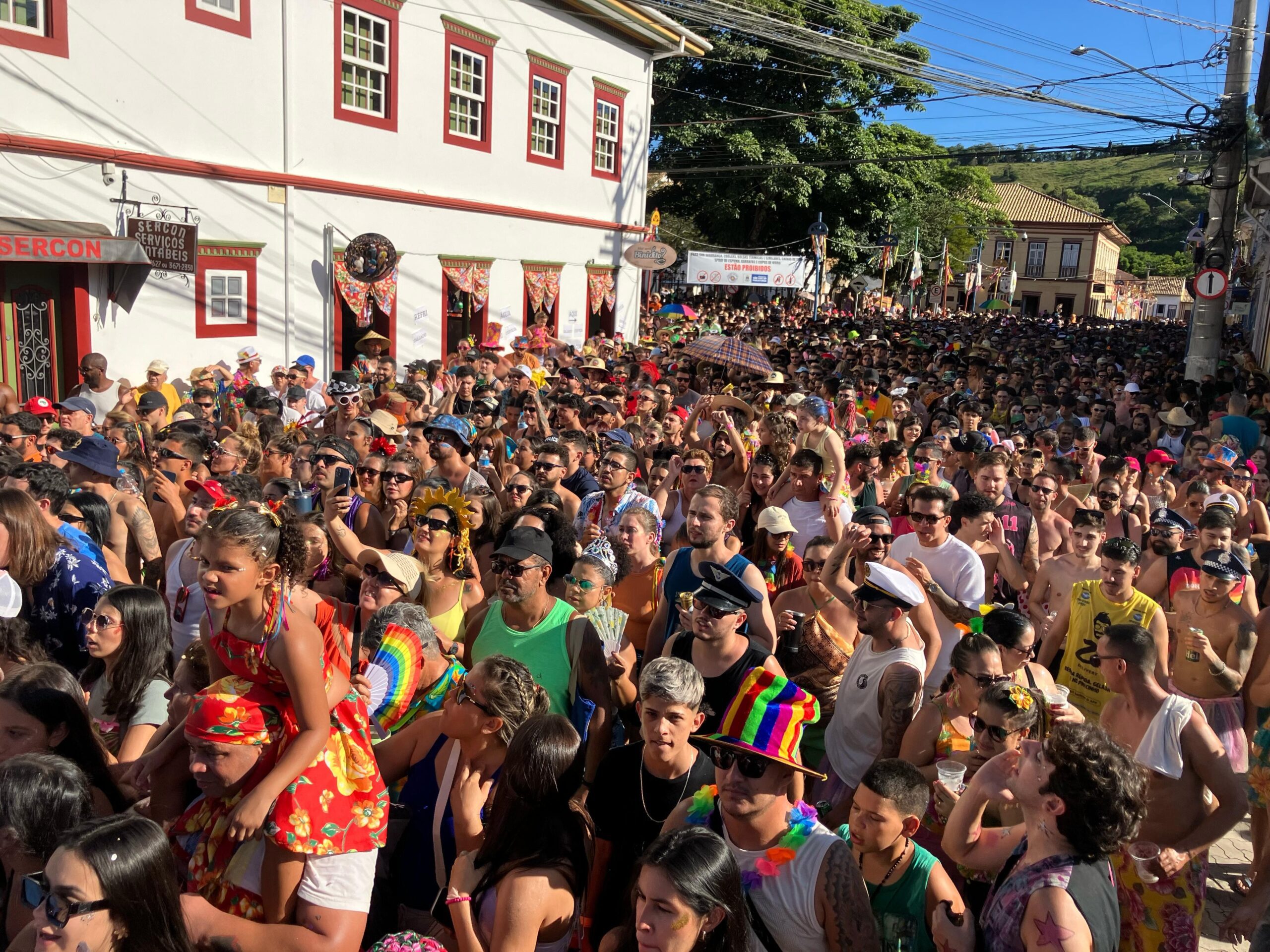 Foliões lotam as ruas de São Luiz do Paraitinga com o Bloco da Maricota