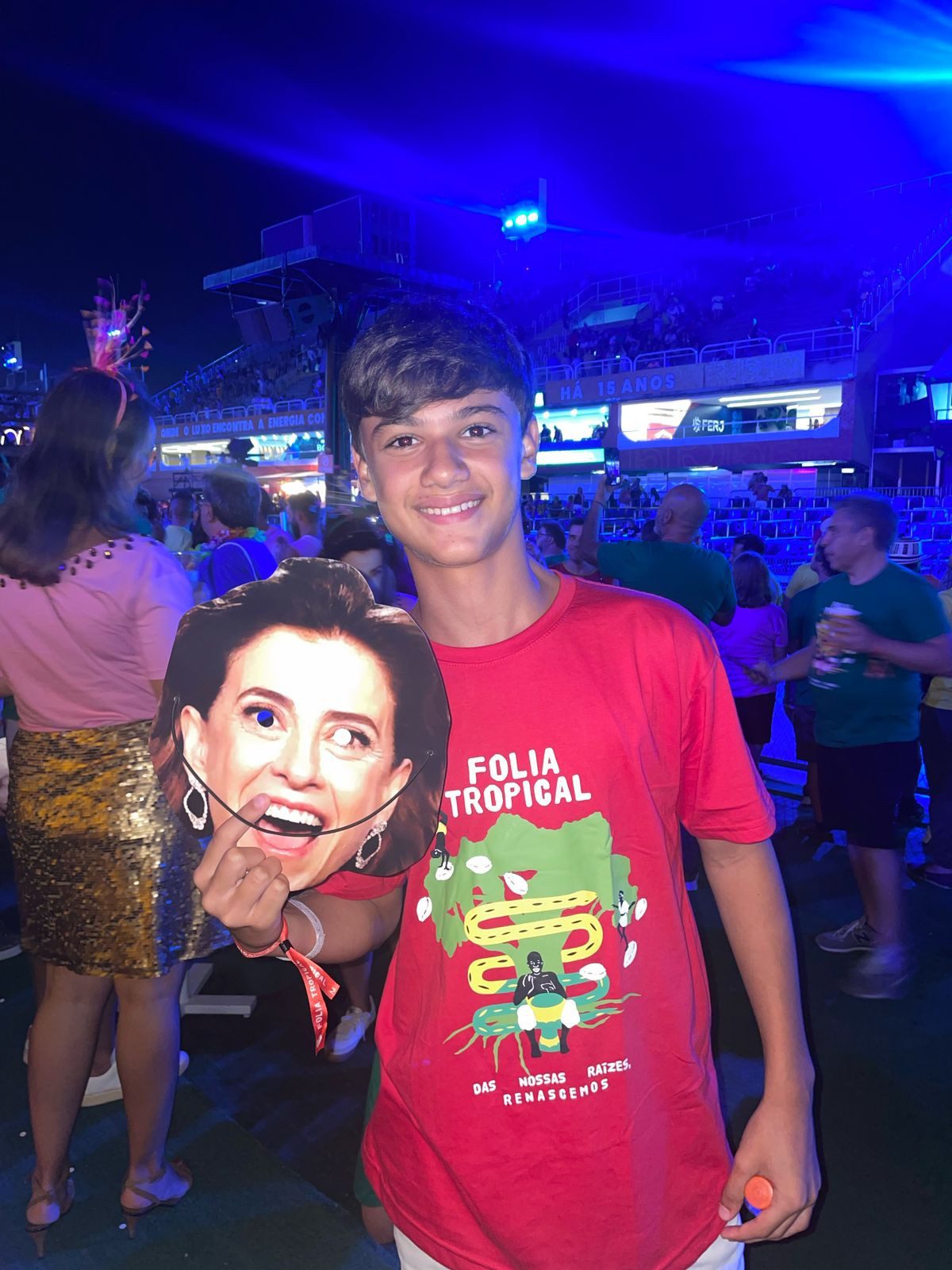 Atores de ‘Ainda Estou Aqui’ acompanham o Oscar em camarote na Sapucaí ‘fantasiados’ de Fernanda Torres