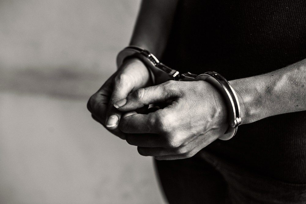 Moradora do DF suspeita de tortura e exploração sexual de adolescentes é presa