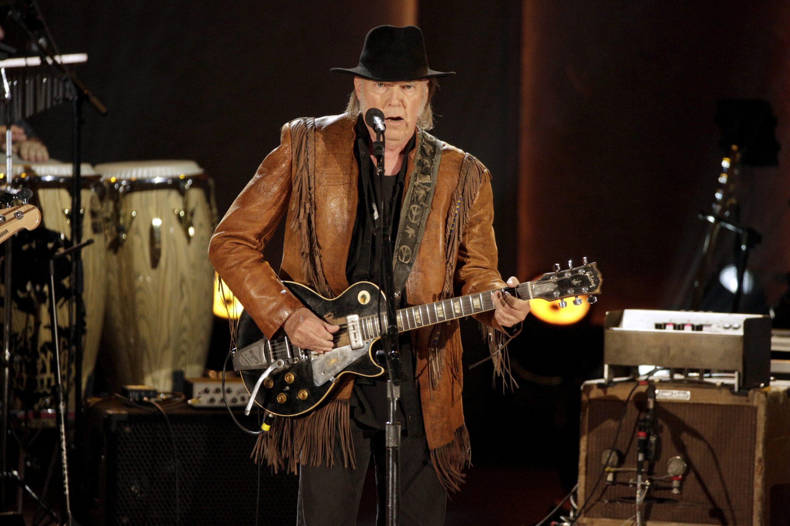 Festival Glastonbury anuncia Neil Young, Olivia Rodrigo, Charli XCX, Alanis Morissette e Rod Stewart