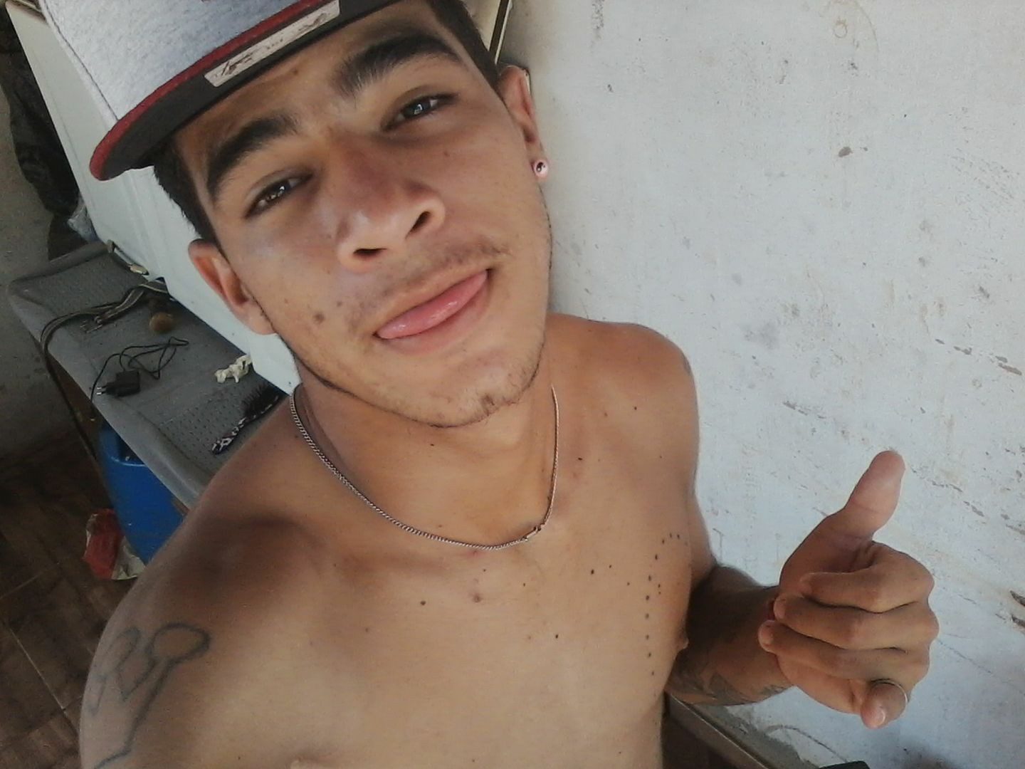 Jovem é morto a tiros e irmã é baleada na perna enquanto caminhavam em bairro de MT