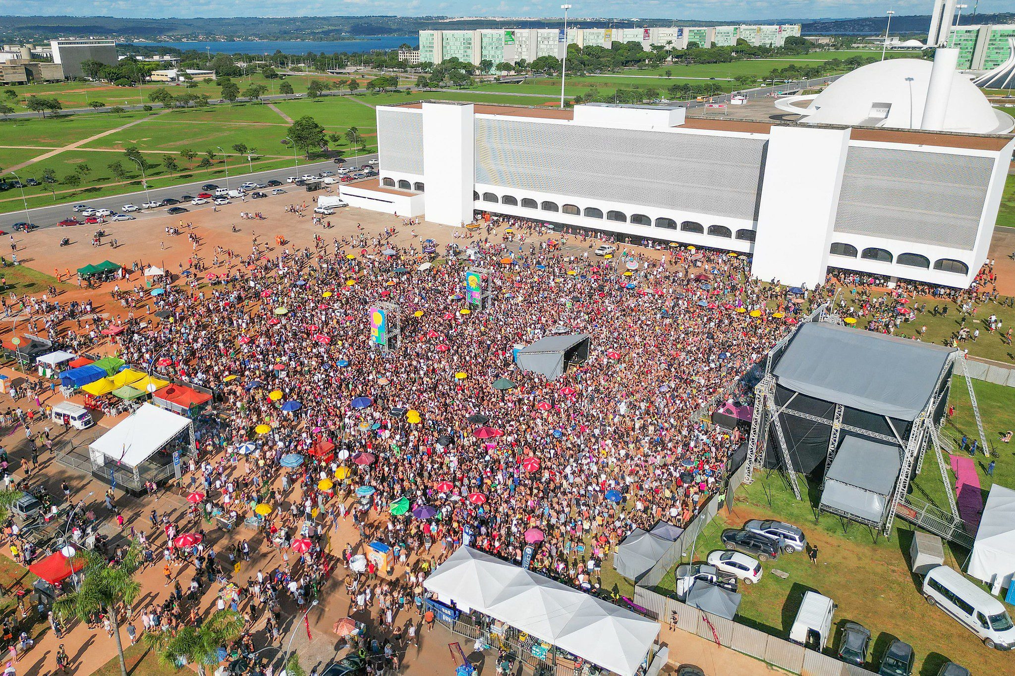 ‘É só falar em Carnaval que tempo fecha’: 1º dia de folia amanhece nublado e moradores do DF reclamam; veja previsão do tempo