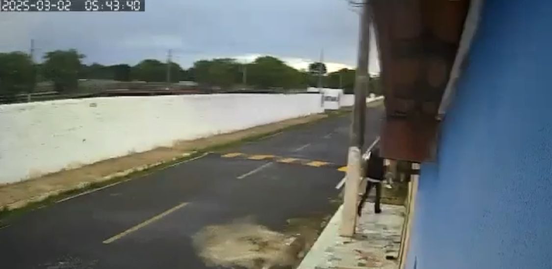 Vídeo: câmera mostra suspeito de matar mulher e crianças em Paquetá chegando na residência antes do crime