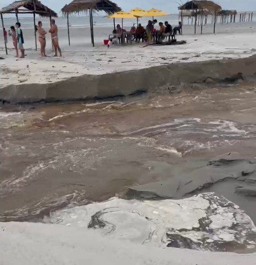 Enxurrada leva parte da areia e abre cratera em praia de Salinópolis, no Pará