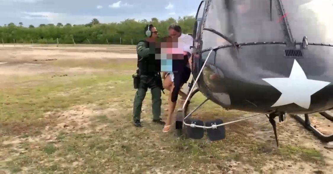 Helicóptero da PM resgata família que ficou ilhada após barco quebrar entre o Piauí e o Ceará